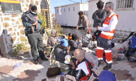CADA VEZ MÁS NIÑOS Y MUJERES EN LAS PATERAS
