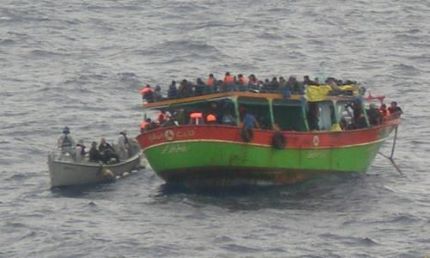 BARCAZA CON MÁS DE 400 INMIGRANTES EN SICILIA
