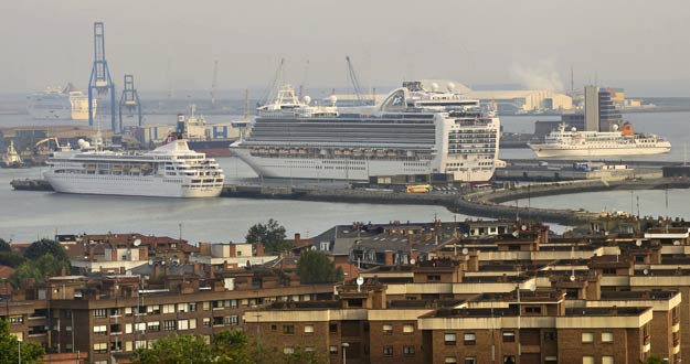 LOS TURISTAS SIGUEN MANTENIENDO UN POCO LA ECONOMÍA ESPAÑOLA