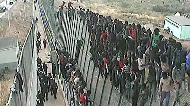MILES DE PERSONAS INTENTARON SALTAR LA VALLA DE MELILLA