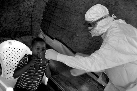 SIGUE EL VIRUS DEL ÉBOLA EN ÁFRICA OCCIDENTAL