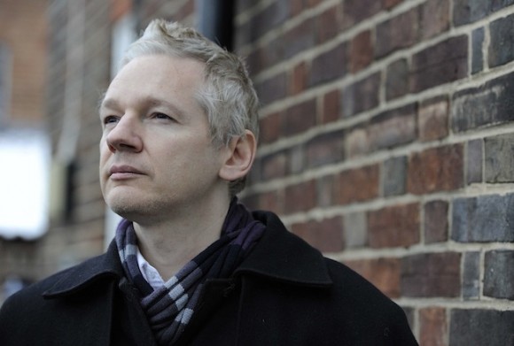 CRUELDAD A TODOS LOS NIVELES CON ASSANGE