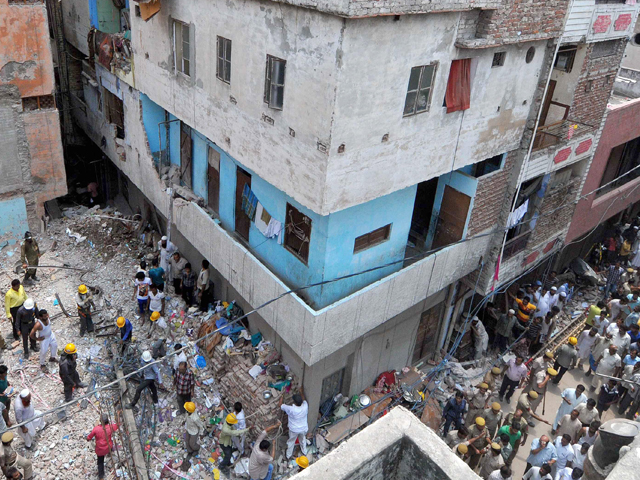 DOS DERRUMBES DE EDIFICIOS EN LA INDIA