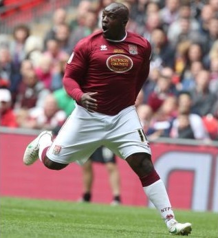 AKINFENWA ES UN JUGADOR QUE AMEDRENTA EN EL CAMPO