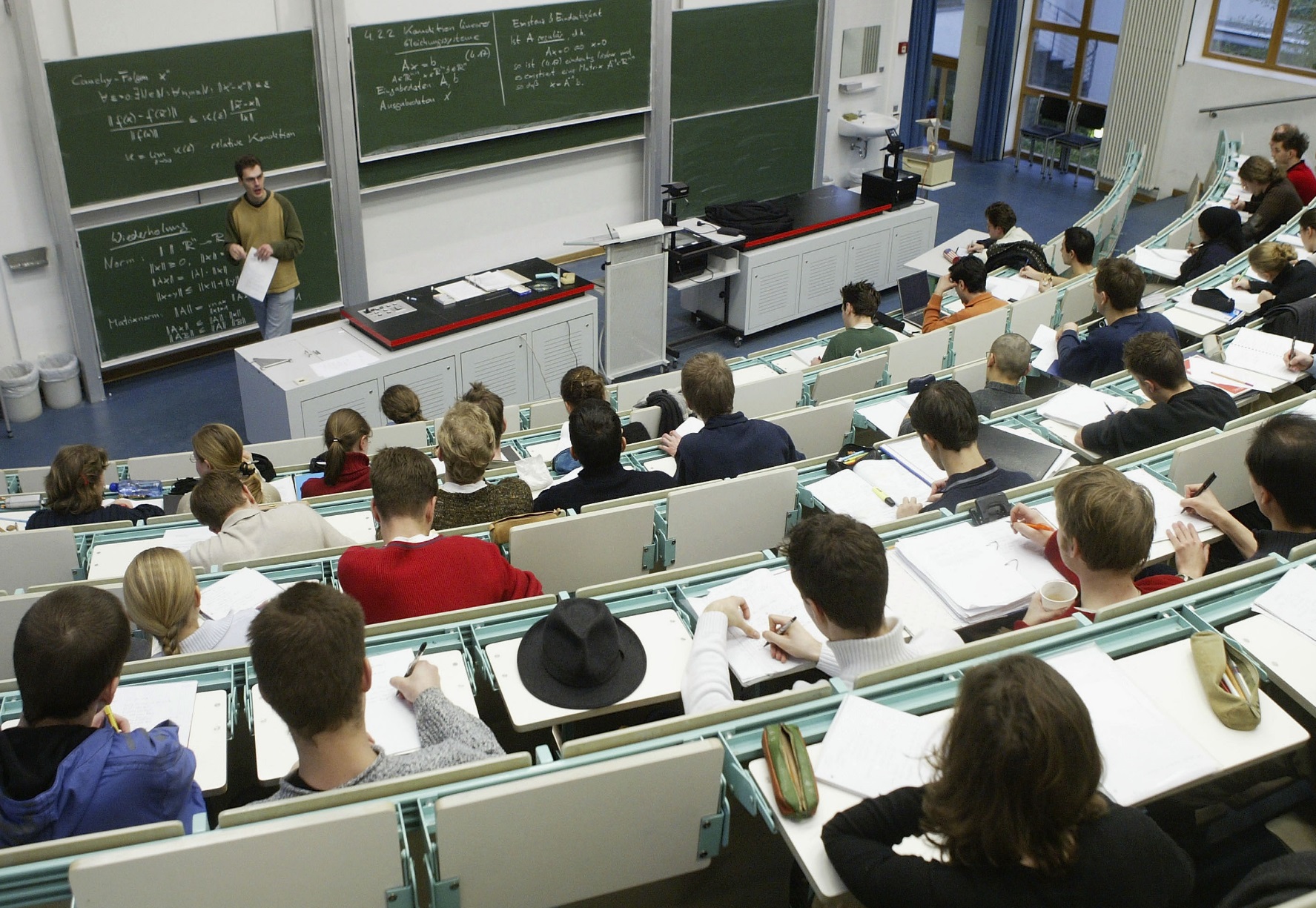 ESPAÑA PIERDE ESTUDIANTES UNIVERSITARIOS