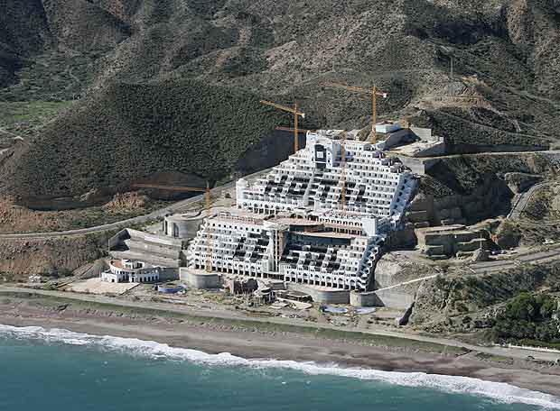 LA JUSTICIA ANDALUZA DICE QUE EL ALGARROBICO ES LEGAL