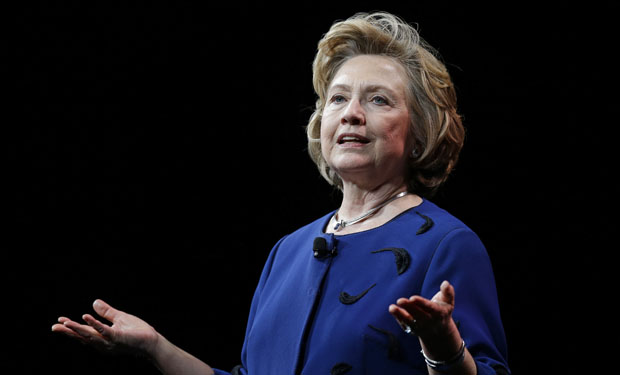 HILLARY VE MUY FÁCIL LOS TOROS DESDE LA BARRERA
