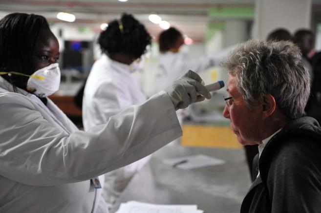 ÉBOLA: MAYORES CONTROLES EN AEROPUERTOS