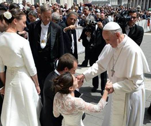 AHORA EL PAPA HACE BODAS A MANOJILLO