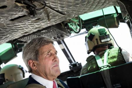 JOHN KERRY ES RECIBIDO CON BOMBAS EN BAGDAD