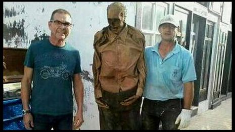 UN ENTERRADOR SUBE A FACEBOOK SU FOTO CON UN CADÁVER