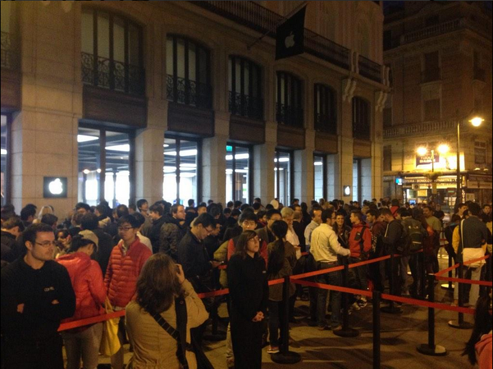 ESPAÑA SE SUMA AL CONSUMISMO DEL IPHONE 6
