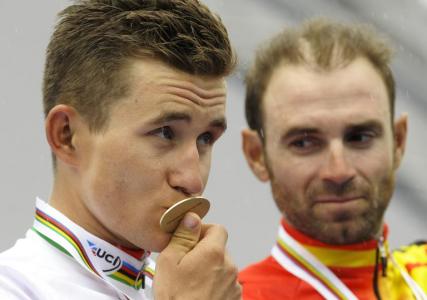 MAILLOT ARCOIRIS PARA EL POLACO KWIATOWSKI EN PONFERRADA
