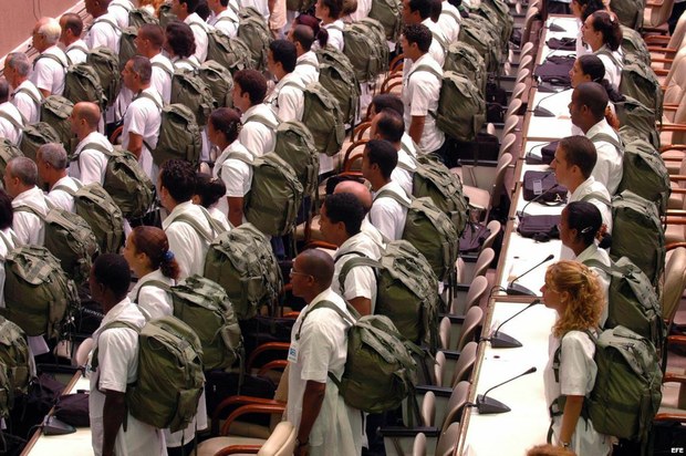 CUBA APORTA PERSONAL MÉDICO CUALIFICADO A LA ZONA AFECTADA POR EL ÉBOLA