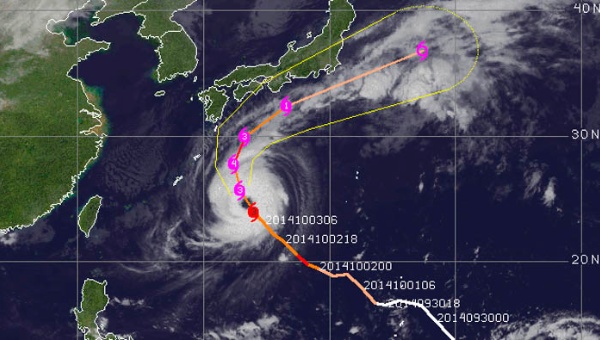 EL TIFÓN PHAFONE GOLPEA JAPÓN