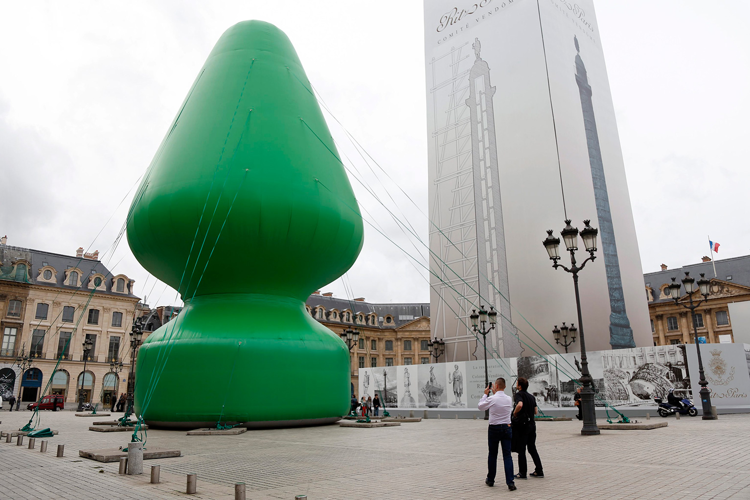 POLÉMICA EN PARIS POR UN PENE VERDE HINCHABLE GIGANTE