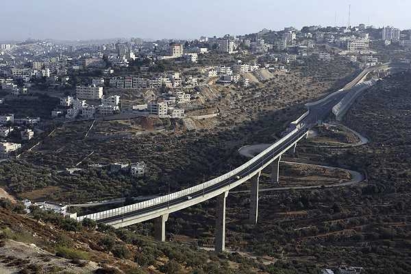 ISRAEL ECHA LEÑA AL FUEGO