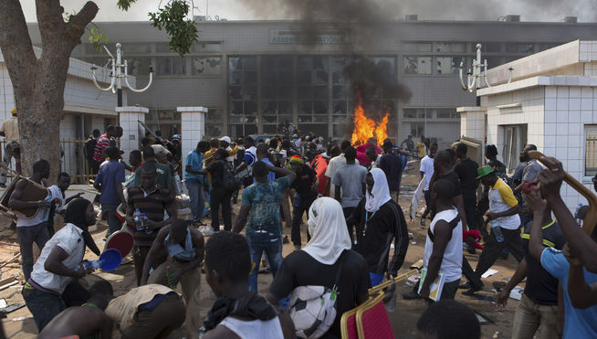 EL PARLAMENTO DE BURKINA FASO TOMADO POR MANIFESTANTES