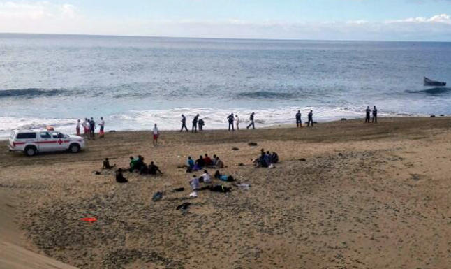 INMIGRANTES TIRADOS EN LA PLAYA POR TENER FIEBRE