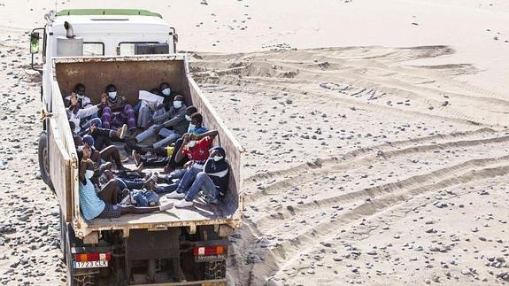 TRASLADAN A LOS INMIGRANTES EN UN CAMIÓN DE LA BASURA