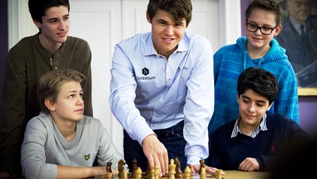 CARLSEN SIGUE SIENDO FAVORITO EN EL MUNDIAL DE AJEDREZ