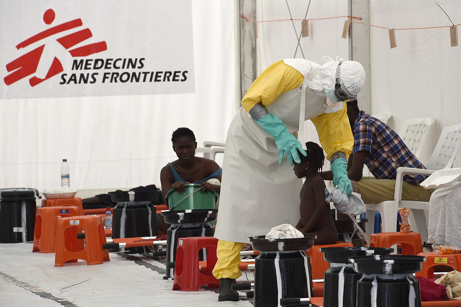 REPATRIADA UNA COOPERANTE DE MSF POR POSIBLE CONTAGIO DE ÉBOLA