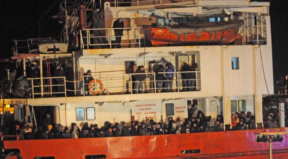 LLEGA A ITALIA CERCA DE UN MILLAR DE INMIGRANTES ILEGALES