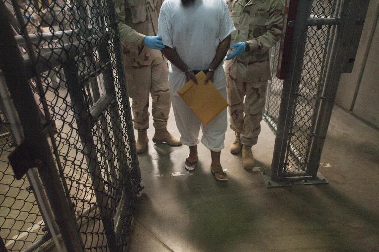 CUATRO PRISIONEROS MENOS EN GUANTÁNAMO