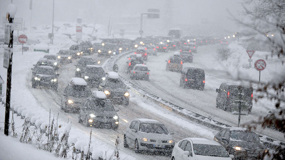 CAOS POR GRANDES NEVADAS EN ALPES FRANCESES