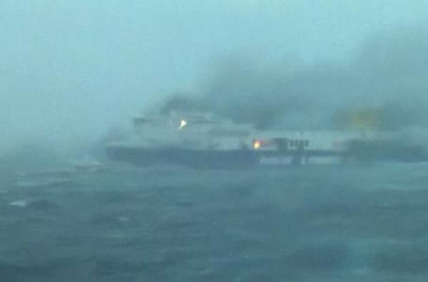 FERRY ITALIANO EN LLAMAS NAVEGA A LA DERIVA HACIA ALBANIA