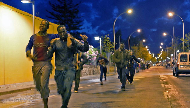 CIEN INMIGRANTES LOGRAN SALTAR LA VALLA DE MELILLA