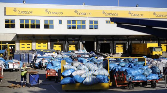MILES DE PAQUETES AGUARDAN SER DISTRIBUIDOS POR CORREOS