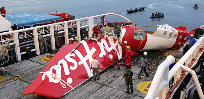 EL AVIÓN DE AIRASIA PUDO EXPLOTAR ANTES DE ESTRELLARSE