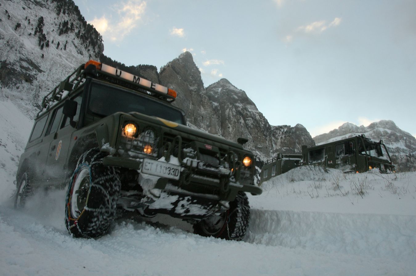 EL EJÉRCITO ESPAÑOL SALE A QUITAR NIEVE