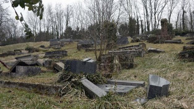 20150216 Centenares tumbas profanadas cementerio