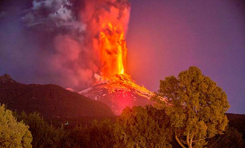 20150303 Decretan erupcion Villarrica evacuados