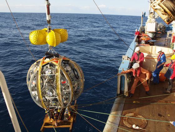 A LA CAZA DEL NEUTRINO EN EL MAR