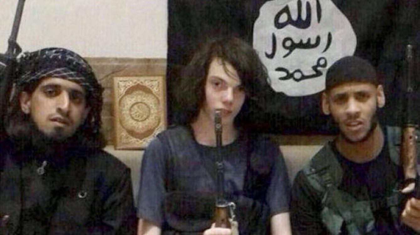 20150312 jake bilardi junto a una bandera del estado islamico