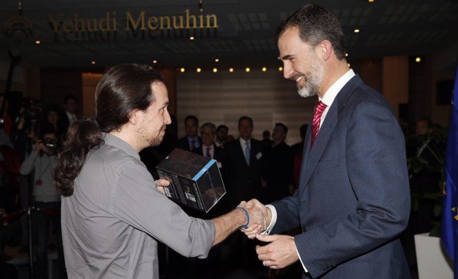 IGLESIAS MUESTRA SER UNO MÁS CON SU REGALO AL REY