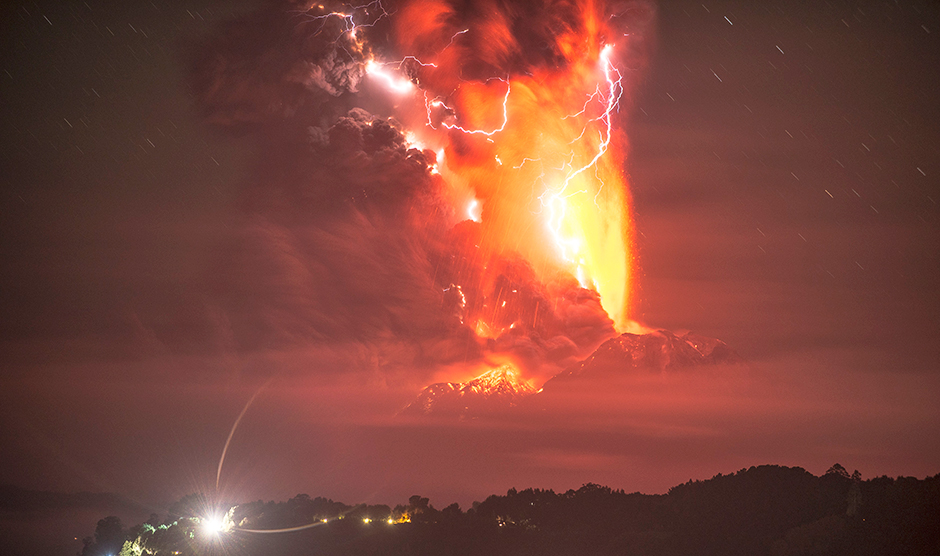 ESPECTACULAR ERUPCIÓN DEL VOLCÁN CHILENO CALBUCO