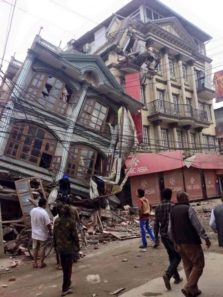UN FUERTE TERREMOTO SACUDE A NEPAL