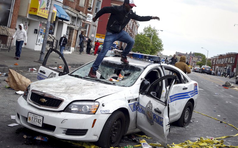 ESTADO DE EMERGENCIA EN BALTIMORE POR DISTURBIOS RACIALES