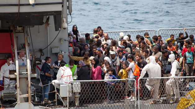 ITALIA SIGUE Y SIGUE RECIBIENDO AVALANCHAS DE INMIGRANTES