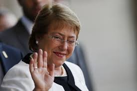 A BACHELET SE LE PONEN LAS COSAS DIFÍCILES