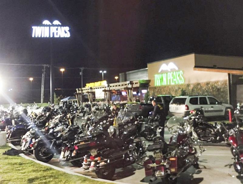 TIROTEO ENTRE BANDAS DE MOTORISTAS RIVALES EN EEUU