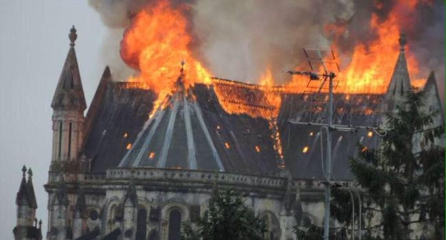 INCENDIO EN UNA BASÍLICA DE NANTES