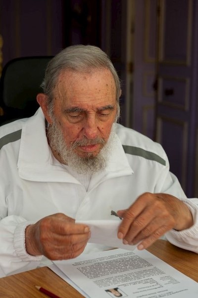 FIDEL CASTRO REAPARECIÓ ANALIZANDO QUESOS