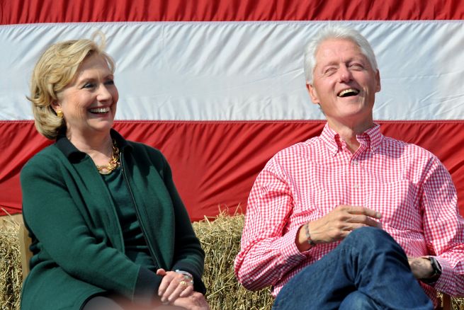 LOS CLINTON SOLO GANARON 70 MILLONES EN 8 AÑOS, Y PAGARON 56 DE IMPUESTOS