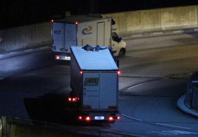 LA SITUACIÓN CON LOS INMIGRANTES EN EL EUROTÚNEL ES DANTESCA