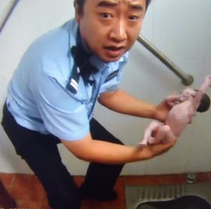 RESCATAN UN RECIÉN NACIDO DE UNA TUBERÍA DE UN BAÑO